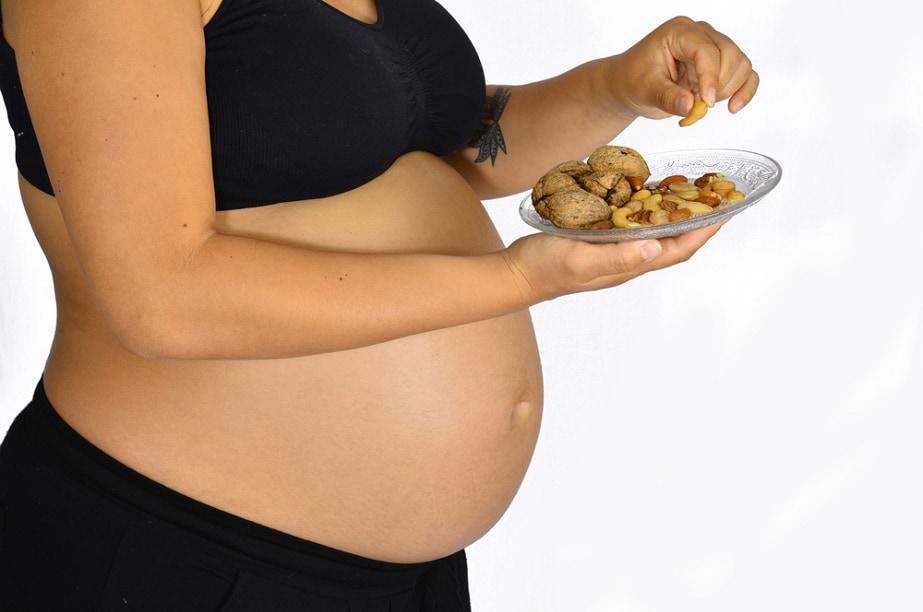Một số lo ngại của phụ nữ khi ăn hạt điều trong thai kỳ